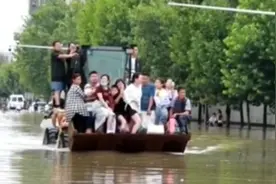 河南郑州：巧摆“铲车阵”营救被困群众图片