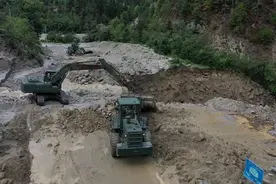 连续强降雨致国道318西藏波密到八宿一线发生泥石流图片