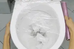 马桶堵了，一张保鲜膜就能搞定，不脏手……图片