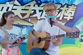 上海大学校草前来踢馆主持人，吉他弹唱俱佳竟还涂指甲油！