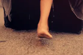 鞋子太小别急着扔，只要一个塑料袋，就能变合脚图片