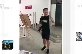 上当了！搞怪“玻璃门把手”以假乱真 网友：太像了吧！视频封面