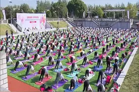 秋日亮丽风景线：健身瑜伽专场 奉贤500名市民集体户外练瑜伽视频封面