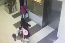 三岁女童险被陌生女子带进电梯 警方：她有高度近视 持有盲人证视频封面