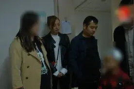 女子遭男友殴打，锤击男友5岁儿子报复视频封面