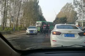 火车马上经过，漯河残疾人三轮却卡铁路道口，接下来的一幕很暖心！图片