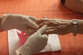老年痴呆症的“祸根”发现，若有这两个习惯，劝你尽早改掉图片