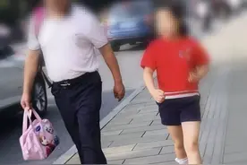 该替小学生背书包吗？杭州一妈妈：不！因为我也背不动图片