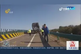 货车刹车失灵冲进收费站 “你怎么刹住的？” 司机：这不上坡吗？视频封面