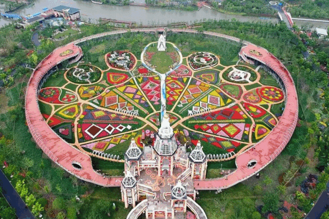 内含福利！等你来撒欢！大到罕见的魔都“奇迹城堡”里，巨型花海已达颜值巅峰！还有“神奇动物”出没呢！