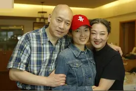 岳华在妻女陪同下含笑离世 温哥华影视人协会悼念图片