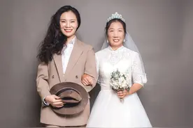 女儿扮爸爸陪63岁妈妈补拍婚纱照 网友看哭了图片