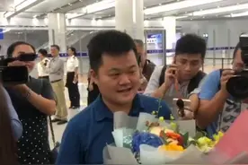 “全程仅半个小时”！第一位经港珠澳大桥通关珠海的旅客是他视频封面