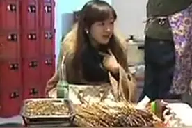 重庆美女一个人吃这么多！半夜独自吃烧烤！思琦决定请她吃饭！视频封面