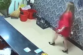 KTV陪酒女子“跑串”了包间，两伙顾客为争抢该女子上演“全武行”！视频封面