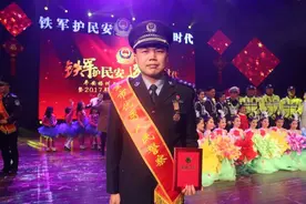 缴获的土造火药枪突然爆炸，他的警服瞬间被鲜血染红……图片