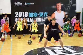 NBA训练师为武汉小学生上公益课，“学好打球前要学会做好队友”图片