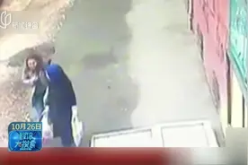 太可怕！俩女子边走边聊天，地面瞬间塌陷“吞噬”两人视频封面