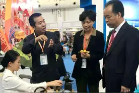 防城港组团亮相2018中国—东盟博览会旅游展和商品展，旅游产品深受中外游客青睐图片