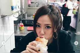 邓紫棋晒早餐照片食欲超好 肉松饭团成最爱图片