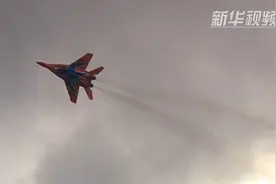 俄罗斯“雨燕”特技飞行表演队飞越喀山上空视频封面