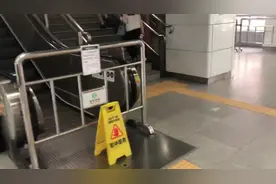 深圳3号线一地铁站扶梯早高峰常停运，上班族爬楼几近“湿身”视频封面