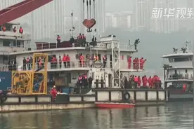 重庆公交车坠江现场已打捞出3名遇难者遗体视频封面