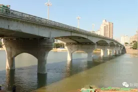 四个小时，两人相继跳邕江……图片