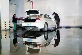 郑州一小区车库旁管道跑水 水深1米多11辆汽车被淹图片