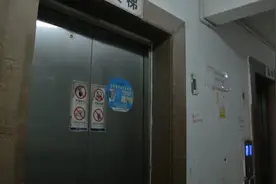 保安在电梯内小便被业主“抓现行”！物业：涉事保安已被开除视频封面