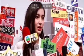 白色外套配红色短靴，杨颖自信状态好，美出新高度！