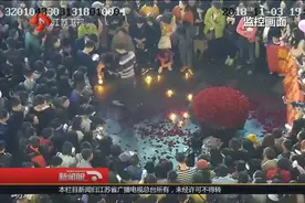 小伙999朵玫瑰求婚，几百名路人一哄而上抢玫瑰，民警坐不住了！