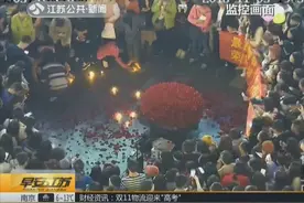 男子用999朵玫瑰求婚超浪漫，可随后发生的这一幕却让人后怕！