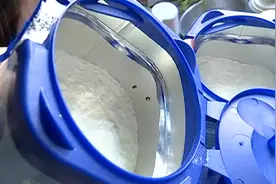 网购“爱他美”奶粉竟发现活虫？店家：高蛋白物质容易招虫视频封面