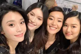 2018维多利亚的秘密大秀开场 奚梦瑶刘雯何穗陈瑜四美同框图片