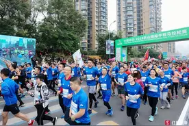“双11”万人乐山大渡河畔跑马 200对情侣牵手“甜蜜跑”图片