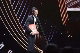 央视记者探访百花奖后台｜王雨甜：当硬汉第一次演硬汉视频封面