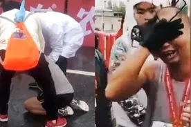 儿子因意外离世，父亲紧握儿子照片跑完马拉松，过终点后泣不成声视频封面