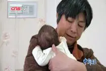 武汉59岁失独母亲生下试管宝宝：希望孩子生命顽强 做有用的人视频封面