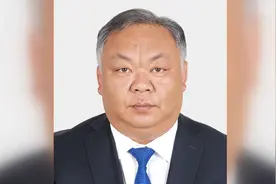 80后干部头发花白被质疑年龄 网友为其鸣不平：基层工作确实太艰苦视频封面