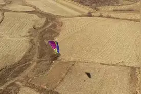 看！天空中有群“挥着翅膀”的女孩视频封面