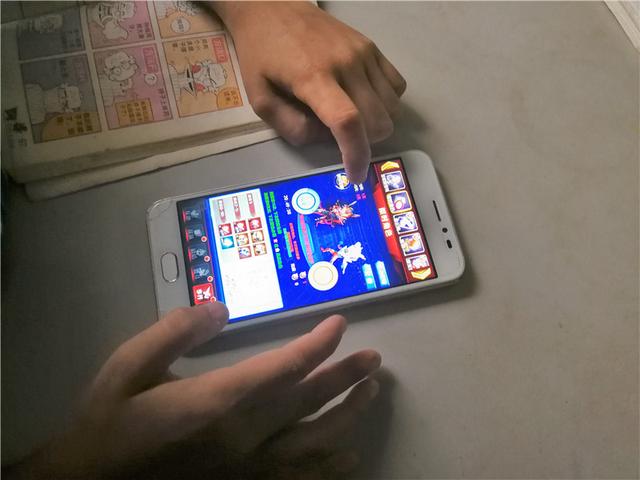 免费充钱奥特曼游戏（8岁熊孩子用父亲手机玩手游）