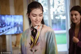 水光肌丝绒唇，今年冬天就要这样“妆”图片