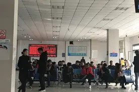 家里两辆车同一天被限行，能直接换牌吗？郑州车管所回应来了！图片