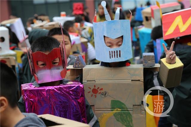 萌萌哒！用废旧纸箱制作时装 小小“机器人”要当地球守护者