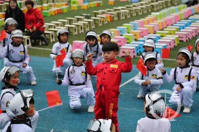 萌萌哒！用废旧纸箱制作时装 小小“机器人”要当地球守护者