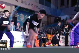 30秒跳绳136个！男孩突破自我再创纪录，速度快到令人眩晕！视频封面