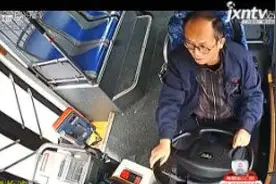 湖南长沙：“暴躁男”与驾驶员发生口角后动手 殴打公交司机被刑拘视频封面