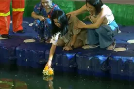泰国水灯节落幕，然而麻烦来了！200多名工作人员清理千吨垃圾视频封面