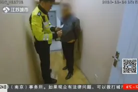 男子骑摩托车在应急车道上行驶遭阻拦，交警一看，发现猫腻！视频封面